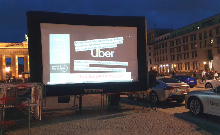 Pariser Platz in Berlin voller Uber-Limousinen – Taxigewerbe protestiert