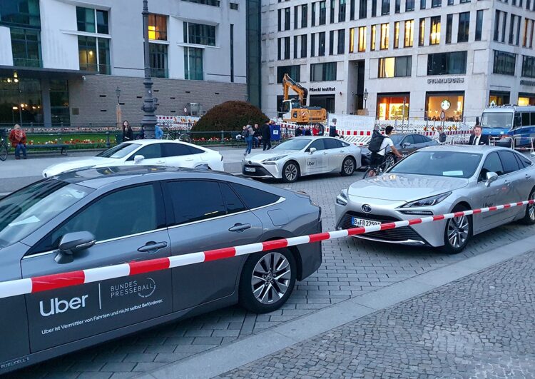 Pariser Platz in Berlin voller Uber-Limousinen – Taxigewerbe protestiert
