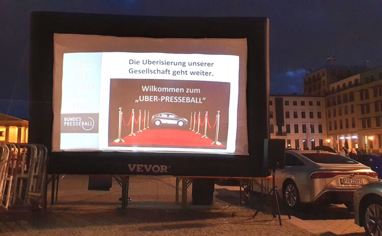 Pariser Platz in Berlin voller Uber-Limousinen – Taxigewerbe protestiert