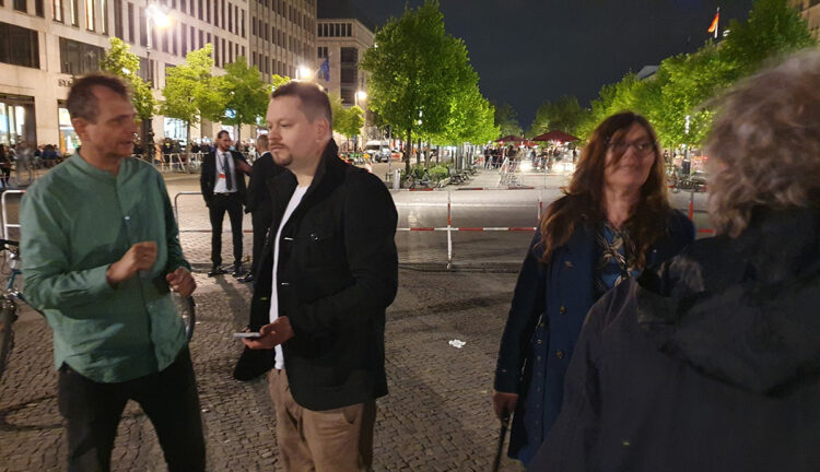 Pariser Platz in Berlin voller Uber-Limousinen – Taxigewerbe protestiert