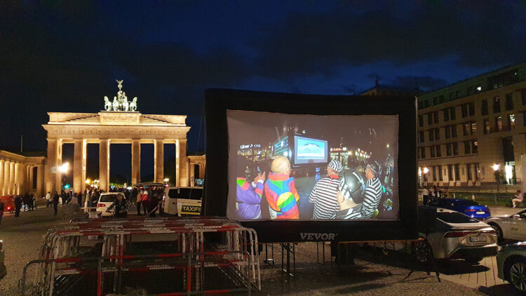 Pariser Platz in Berlin voller Uber-Limousinen – Taxigewerbe protestiert
