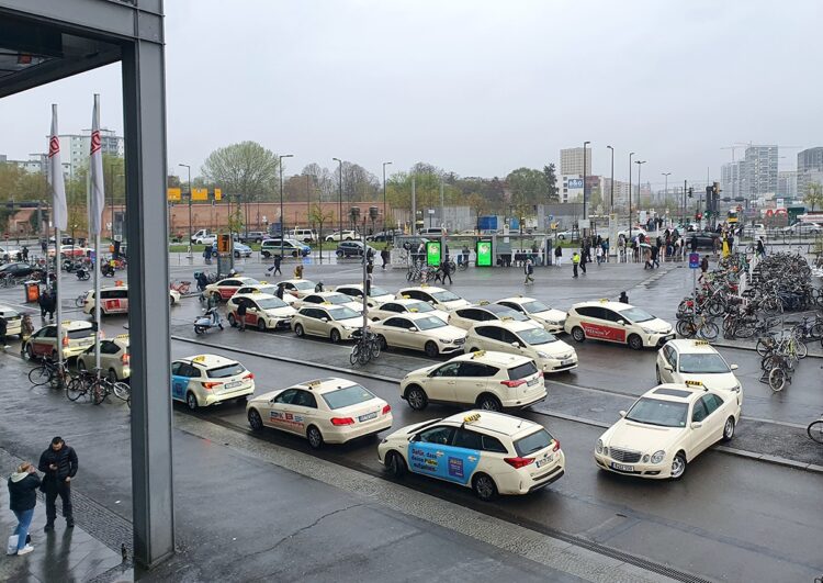 Wieder Taxis auf dem Berliner Europaplatz, aber weiter Chaos