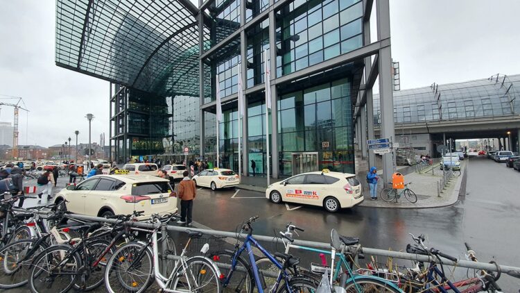 Wieder Taxis auf dem Berliner Europaplatz, aber weiter Chaos