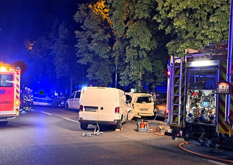 Fahrgäste beim Einsteigen in Taxis schwer verletzt