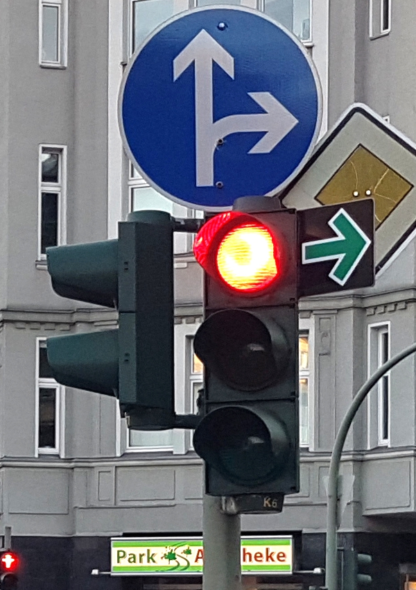 Grüner Pfeil und Grünpfeil – der feine Unterschied