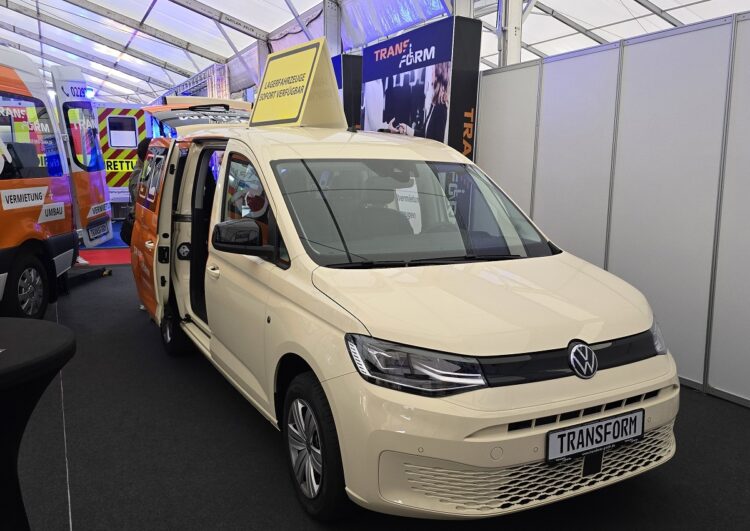 Rollstuhltaxis: Drei Umrüster auf der Rettmobil