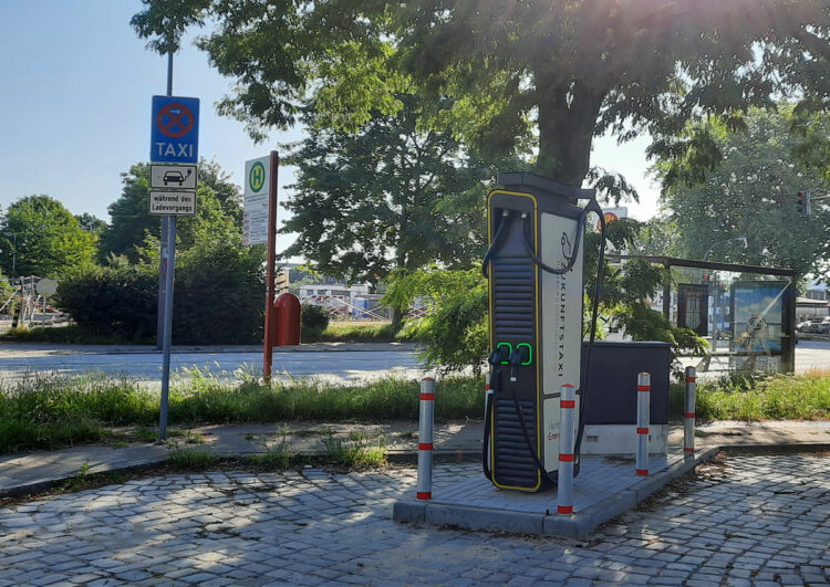 Ausbau von E-Taxistandplätzen geht in Hamburg stetig voran