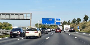 Sind Taxi-Dachzeichen eine Gefahr auf der Autobahn?