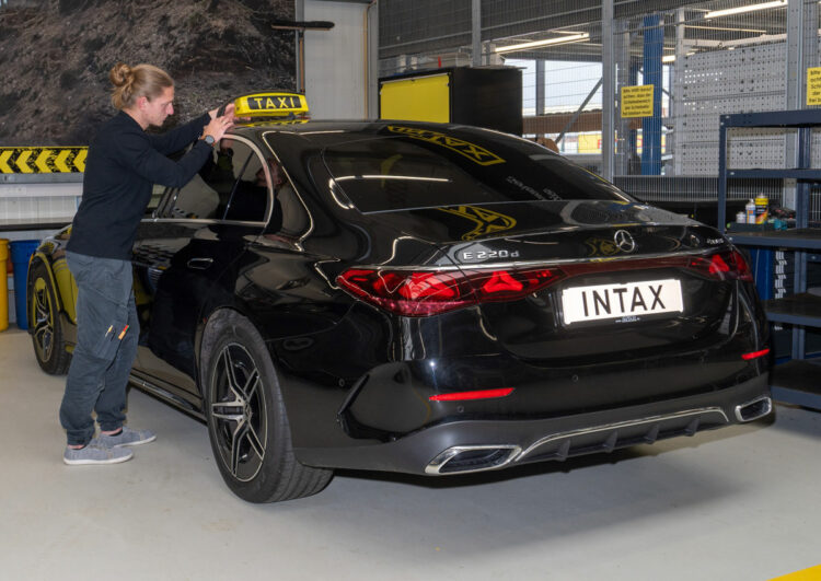 Erste Beweisfotos – E-Klasse wird zum Taxi umgerüstet