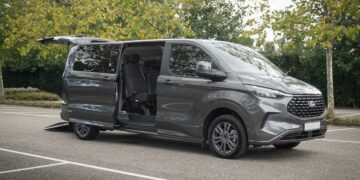 In diesen Ford Custom passen auch zwei Rollstühle