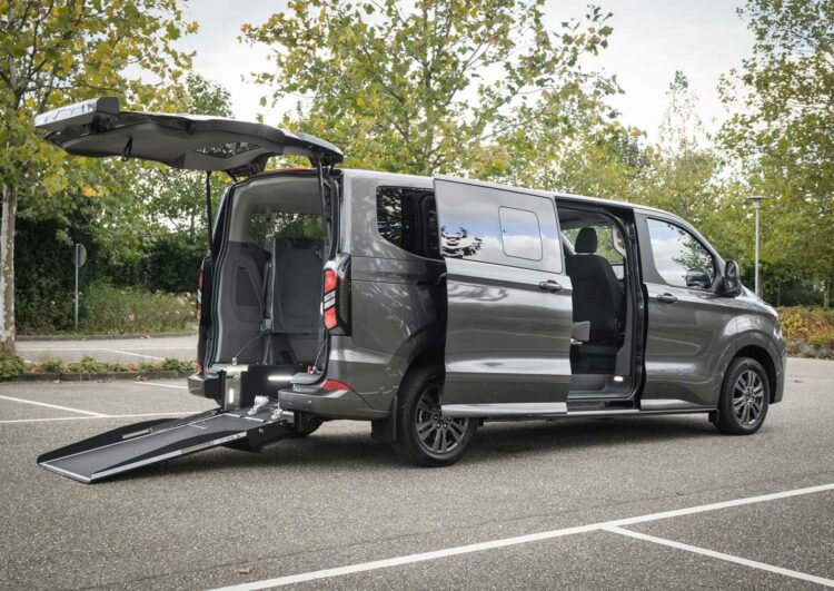 In diesen Ford Custom passen auch zwei Rollstühle