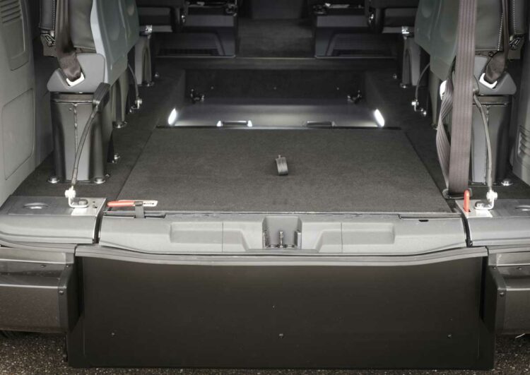 In diesen Ford Custom passen auch zwei Rollstühle