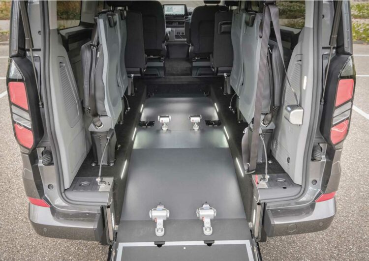 In diesen Ford Custom passen auch zwei Rollstühle