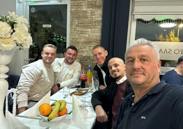 Taxi-Treff einer Facebook-Gruppe: Party mit Tombola