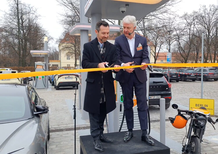 E-Ladepark mit 20 Ultraschnell-Ladepunkten in Berlin eröffnet