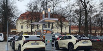 E-Ladepark mit 20 Ultraschnell-Ladepunkten in Berlin eröffnet