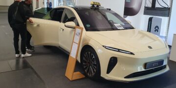 Zu gewinnen: Ein Wochenende mit einer Elektro-Limousine – Adventstürchen Nr. 15