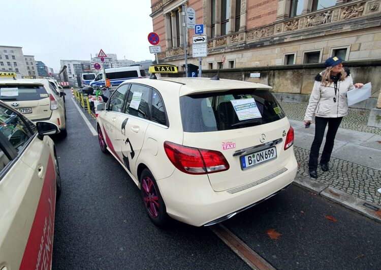 Demo in Berlin: viel Kampfgeist und Zuversicht, wenig Politiker