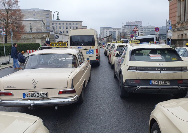 Demo in Berlin: viel Kampfgeist und Zuversicht, wenig Politiker