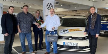 Tombola auf der Taximesse: Hauptpreis an Gewinner übergeben