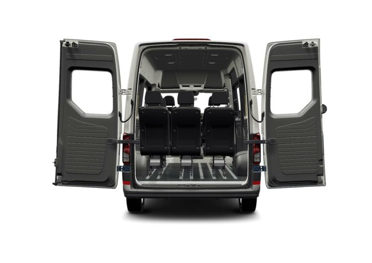 Volkswagen Crafter Kombi mit Rollstuhlumbau beim Händler bestellbar