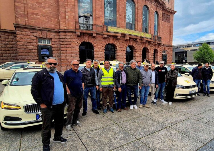 Protest gegen Uber & Co: 100 Taxis legen Verkehr bei Demo in Mainz lahm