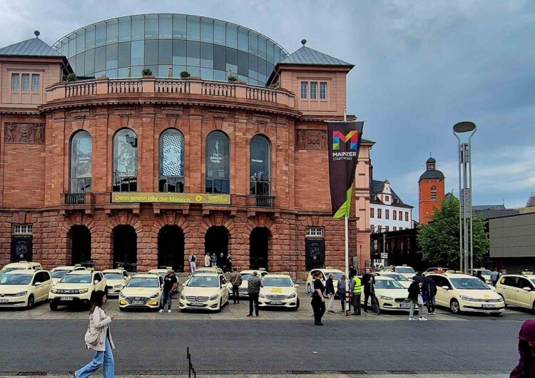 Protest gegen Uber & Co: 100 Taxis legen Verkehr bei Demo in Mainz lahm