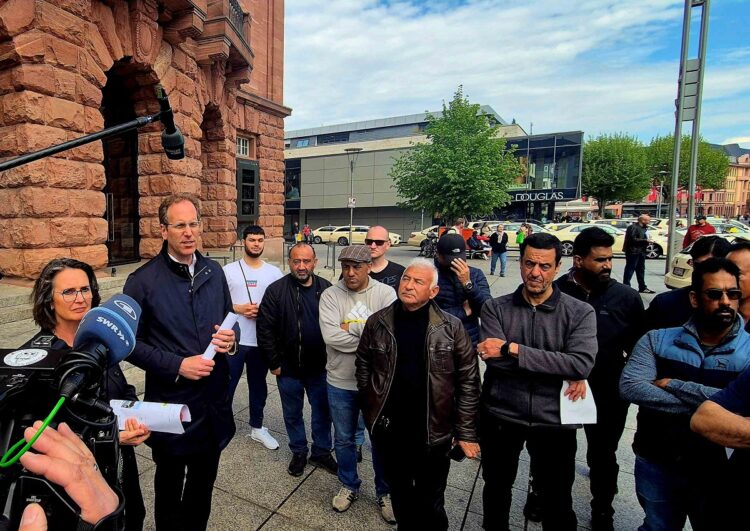 Protest gegen Uber & Co: 100 Taxis legen Verkehr bei Demo in Mainz lahm
