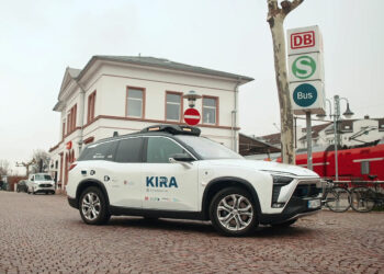 Erste Fahrgäste fahren mit KIRA in Deutschland autonom