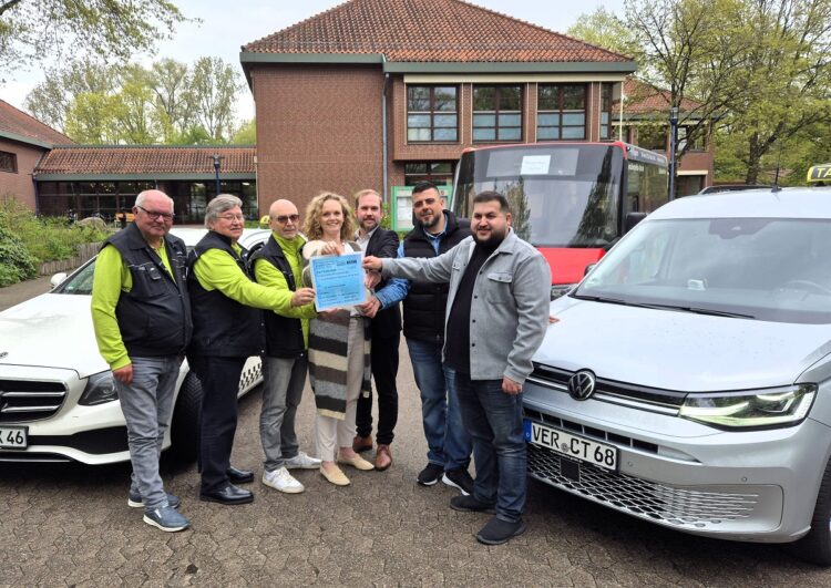 Hand in Hand: Bürgerbus und Taxi sichern Mobilität im Alter