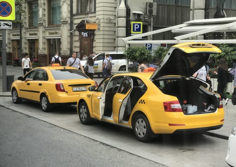 Russisches Militär blockiert Taxigewerbe