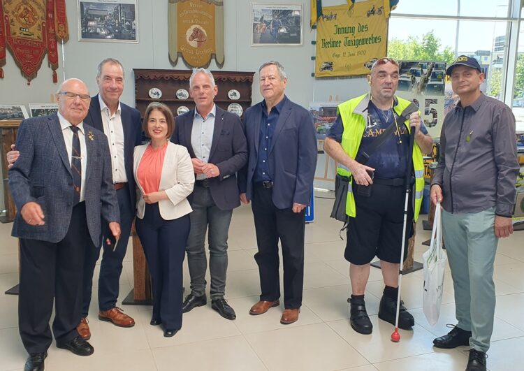 Prominenter Besuch beim 125-jährigen Jubiläum der Berliner Taxi-„Innung“