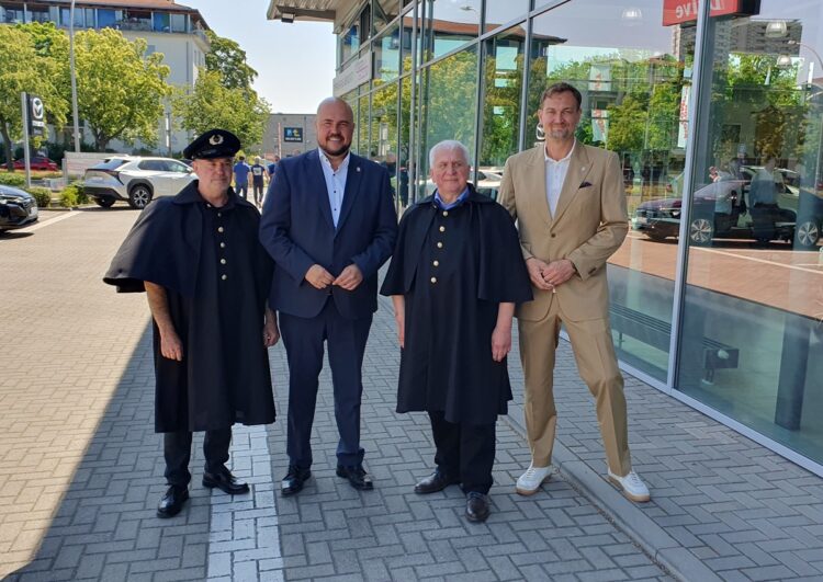 Prominenter Besuch beim 125-jährigen Jubiläum der Berliner Taxi-„Innung“