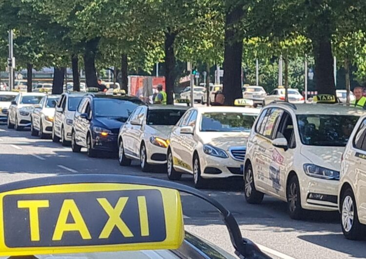 Taxi-Demo Hannover: Zuerst Verkehr lahmgelegt, dann mit Überraschungsgast