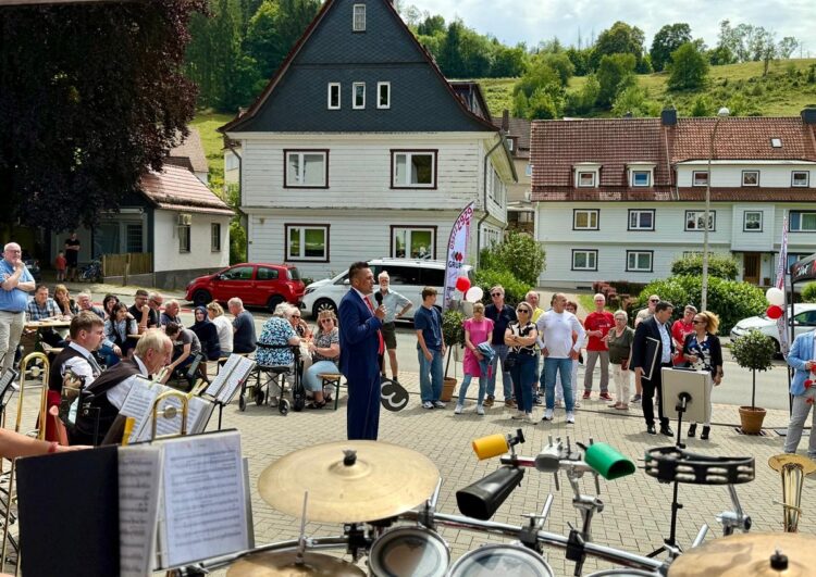 Der Erfolgskurs steht und fällt oftmals auch mit den Mitarbeitern, deren Engagement und Auftreten und diese wurden mit einer tollen Jubiläumsfeier mit Buffet samt musikalischer Untermalung belohnt. Foto: Grupe Fahrservice GmbH