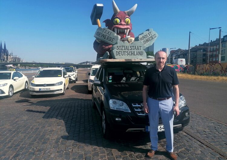 Nationaler Aktionstag TAXI in Köln: kein Hupen, keine Politiker, dafür der kölsche Jeck