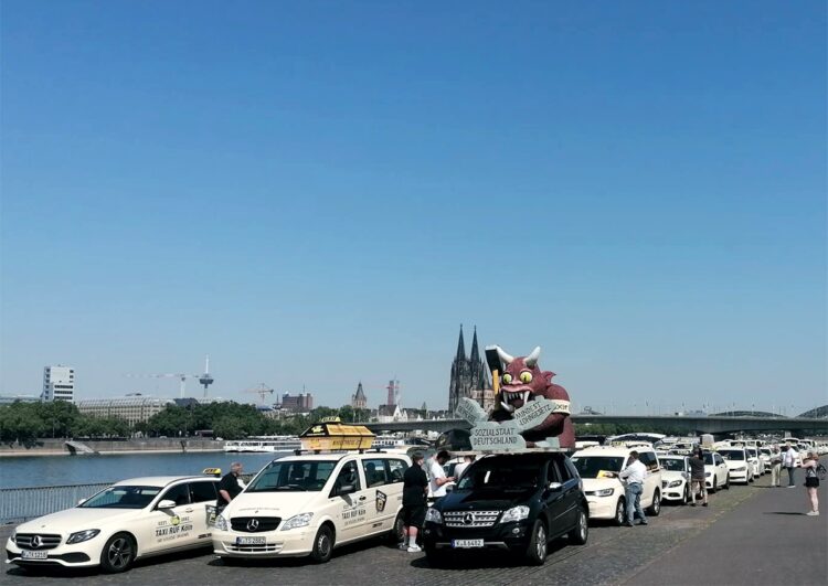 Nationaler Aktionstag TAXI in Köln: kein Hupen, keine Politiker, dafür der kölsche Jeck