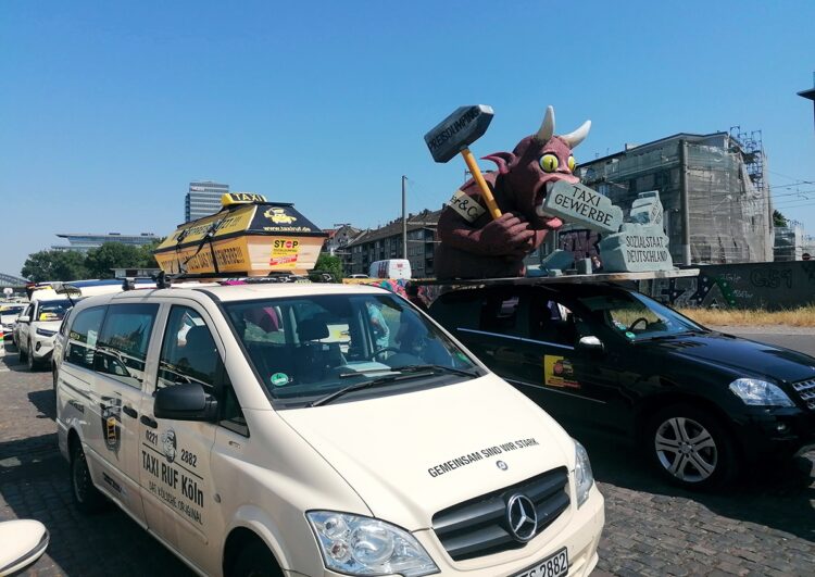 Nationaler Aktionstag TAXI in Köln: kein Hupen, keine Politiker, dafür der kölsche Jeck