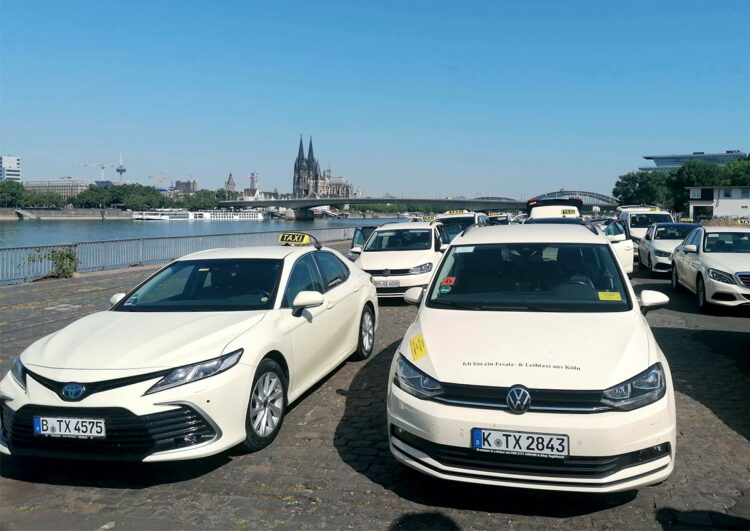 Nationaler Aktionstag TAXI in Köln: kein Hupen, keine Politiker, dafür der kölsche Jeck