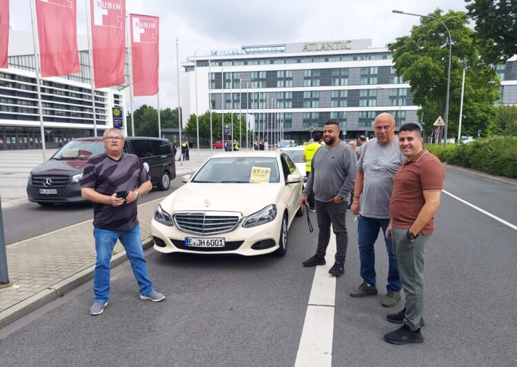 Taxidemos: Essen serviert den Nachtisch