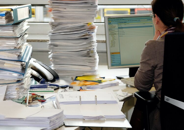 Taktische Überlastung: Kriminelle fluten Behörden mit Konzessionsanträgen