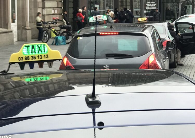 Taxifahrer streiken landesweit – auch für die Versicherten