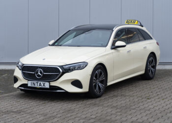 E-Klasse-Taxi – jetzt auch mit Panorama-Schiebedach