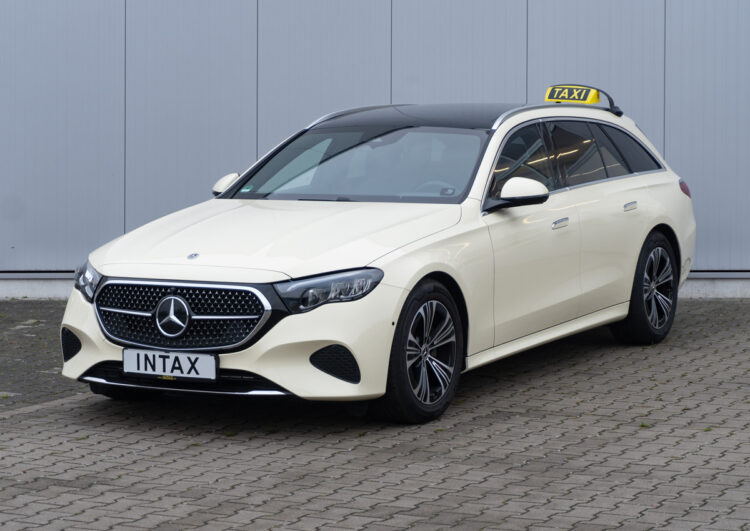 E-Klasse-Taxi – jetzt auch mit Panorama-Schiebedach