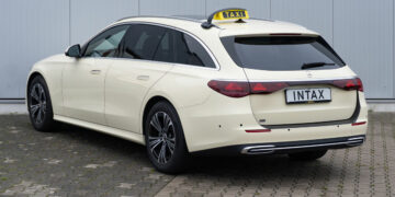 E-Klasse-Taxi – jetzt auch mit Panorama-Schiebedach