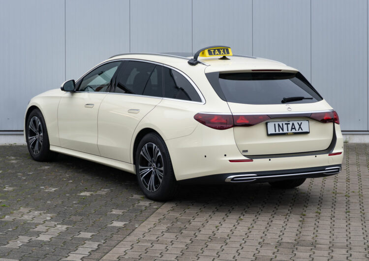 E-Klasse-Taxi – jetzt auch mit Panorama-Schiebedach