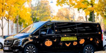 Sicher, stylisch und schaurig unterwegs: Das „HalloWien Taxi“