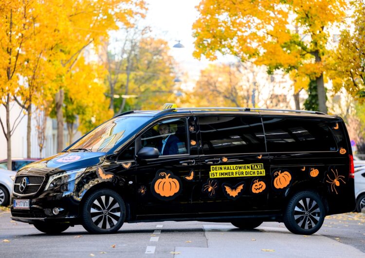 Sicher, stylisch und schaurig unterwegs: Das „HalloWien Taxi“