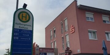 Die Taxipreller ließen sich zum Rathausplatz in Hallbergmoos fahren, Foto: Simon Günnewig