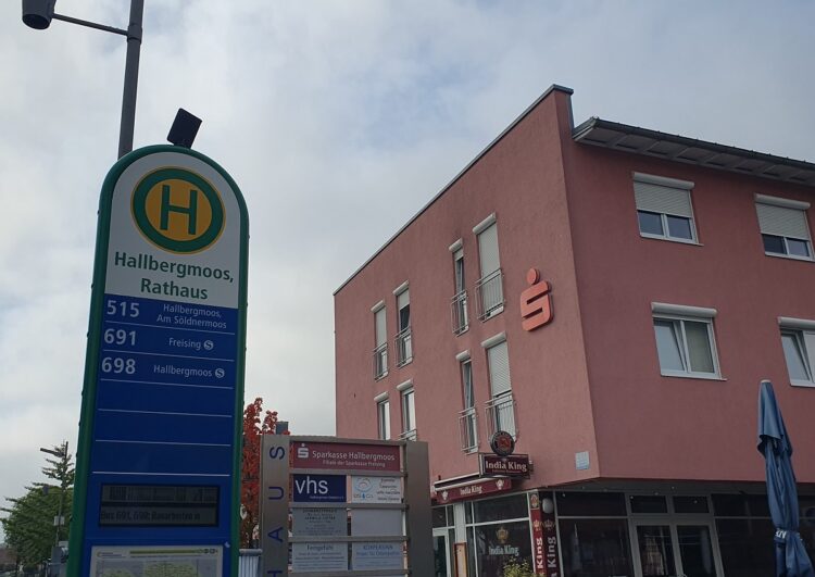 Die Taxipreller ließen sich zum Rathausplatz in Hallbergmoos fahren, Foto: Simon Günnewig